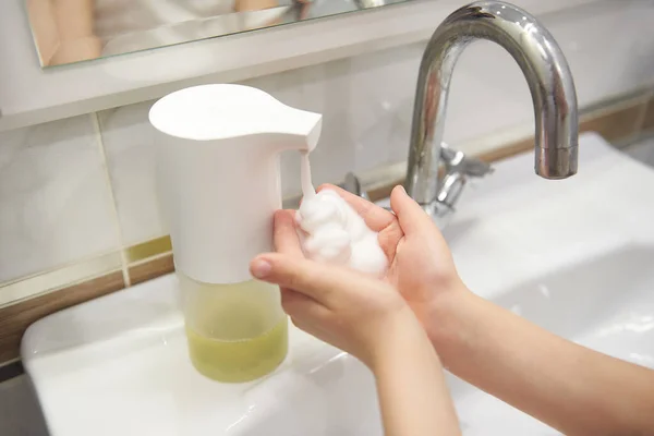 Automatic Dispenser Liquid Soap Bathroom Close Concept Hand Washing Hygiene — Stock Photo, Image