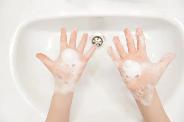 Éclaboussé Les Mains Des Enfants Avec Mousse Savonneuse Concept Hygiène — Photo