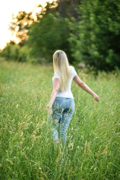 Güzel bir kadın tarlaya kaçtı. Özgürlük kavramı. Bulanık görüntü, yumuşak odak.