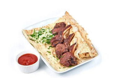 Kemiğin üzerinde kuzu şiş ve yakın plan bir restoranda sos. Beyaz bir tabakta soğanlı şişler ve pide ekmeği var..