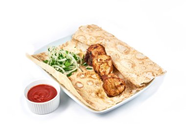 Restoranda soslu tavuk kebabı. Beyaz tabakta soğanlı şişler ve pide ekmeği. Bir kafede, restoranda menü için yemek servisi yapıyorum. Beyaz arkaplanda izole