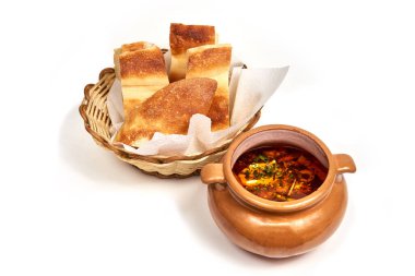 Bir dilim ekmekle servis edilen bir tabak Rus hardal çorbası. Bir kafede, restoranda menü için yemek servisi yapıyorum. Beyaz arkaplanda izole