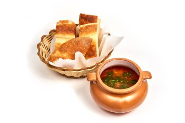 Bir dilim ekmekle servis edilen lahana ve mantarlı Shchi çorbası. Bir kafede, restoranda menü için yemek servisi yapıyorum. Beyaz arkaplanda izole