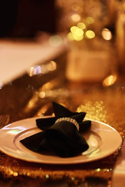 Festive Table Centerpiece Decorated Feathers Silver Gold Bottle Black White — Stock Photo, Image