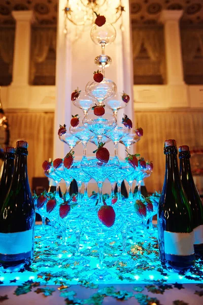 Torre Champán Decorada Con Fresas Frescas Luz Neón Azul —  Fotos de Stock