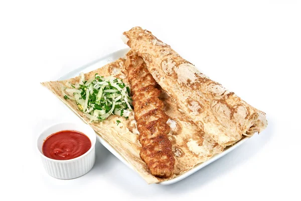 Kıymalı tavuk şişi. Beyaz soğanlı Lula kebabı ve pita ekmeği, geleneksel Kafkas yemeği. Bir kafede, restoranda menü için yemek servisi yapıyorum. Beyaz arkaplanda izole