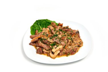 Sebzeli domuz salatası. Bir kafede, restoranda menü için yemek servisi yapıyorum. Beyaz arkaplanda izole