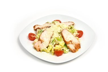 Beyaz arka planda izole edilmiş tavuk sezar salatası tabağı..