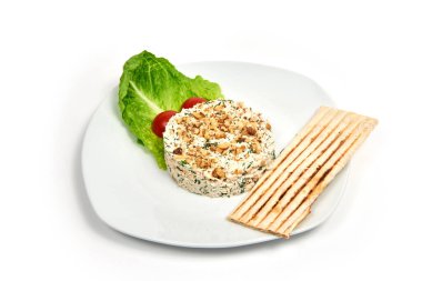 Geleneksel Rus salatası Olivier, beyaz üzerine izole edilmiş..