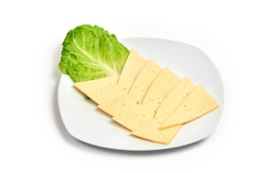 Beyaz arka planda tabakta peynir. Bir kafede, restoranda, menüde yemek servisi..