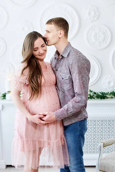 Casal Jovem Esperando Bebê Juntos Momento Romântico Para Casal Grávida — Fotografia de Stock