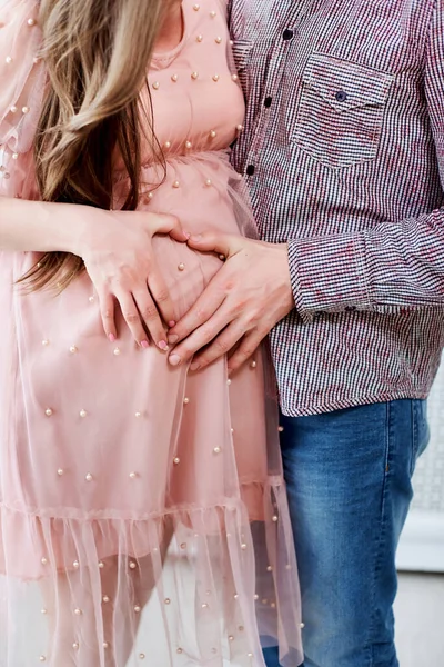 Gesneden Beeld Van Mooie Zwangere Vrouw Haar Knappe Man Knuffelen — Stockfoto