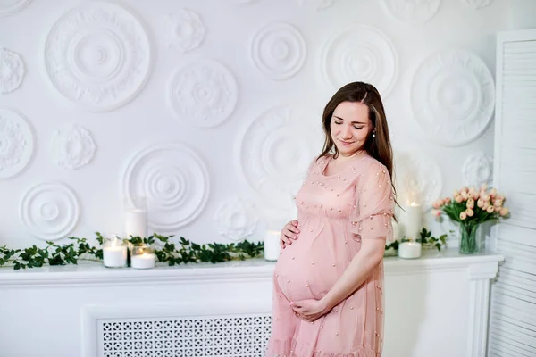 Hamilelik Beklenti Konsepti Mutlu Hamile Bir Kadın Karnına Dokunuyor — Stok fotoğraf