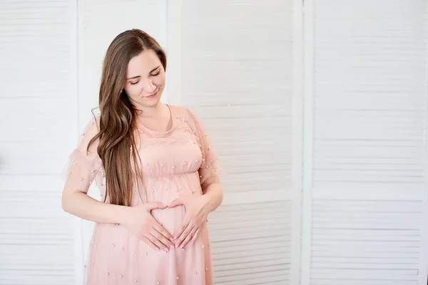 Gravidez Conceito Expectativa Mulher Grávida Feliz Abraçando Barriga Forma Coração — Fotografia de Stock