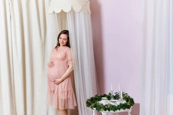 Feliz Grávida Retrato Uma Mulher Grávida Relaxada Satisfeita Decoração Elegante — Fotografia de Stock