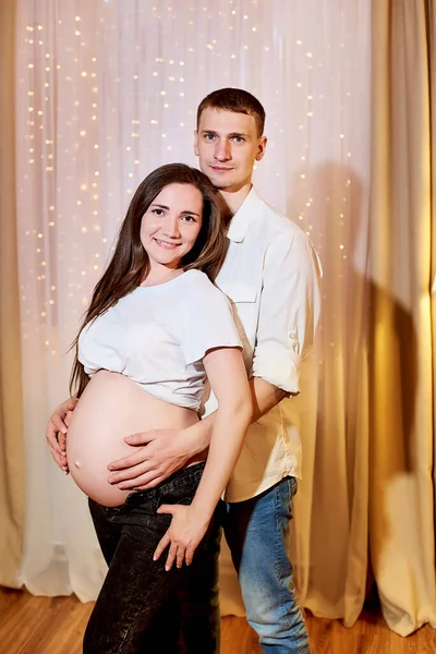 Bello Uomo Sua Bella Moglie Incinta Stanno Abbracciando Sorridendo Mentre — Foto Stock