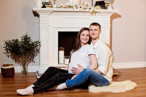 Mooie Man Vrouw Portret Zijn Vrouw Zwangerschap Echtgenoot Liefdevol Knuffelen — Stockfoto