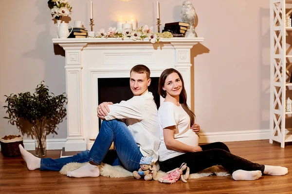 Güzel Pozitif Hamile Kadınlar Kocasıyla Sırt Sırta Oturuyorlar Hamile Karı — Stok fotoğraf