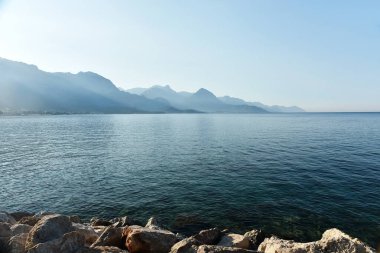 Türkiye 'nin Kemer kenti yakınlarında deniz manzarası ve Taurus Dağları. Tatil tatili gezisi konsepti.