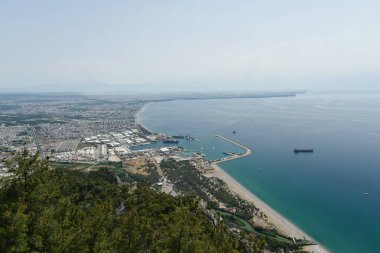 Tunektepe dağından Antalya 'nın panoramik hava manzarası, Türkiye. Antalya şehrinin güzel hava manzarası ve inanılmaz mavi deniz suyu. Türkiye 'nin manzaraları. Yatay renk fotoğrafçılığı.