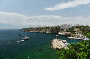 Akdeniz, ve Antalya kıyıları. Yat Marina. Eski Antalya ilçesi Türkiye 'de popüler bir turizm beldesi.