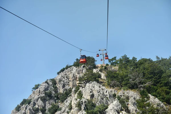 Teleférico Nas Montanhas Verão Carro Cabo Laranja Entre Montanhas Verdes — Fotografia de Stock