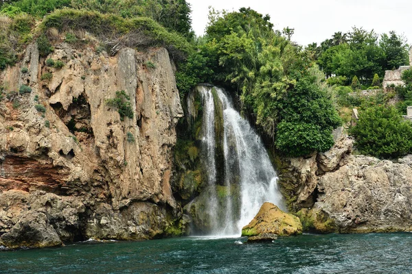 Kleine Waterval Van Groene Rotsen Ontmoet Middellandse Zee — Stockfoto