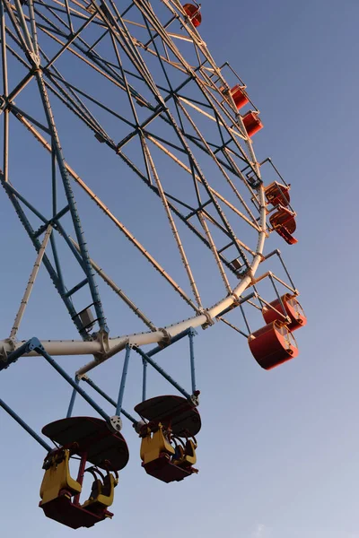 Une Partie Roue Blanche Ferris Avec Des Cabines Colorées Contre — Photo