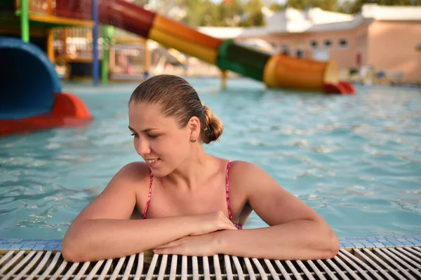 Söt Kvinna Avkopplande Swimmingpool Semester Med Vattenrutschbana Bakgrunden — Stockfoto