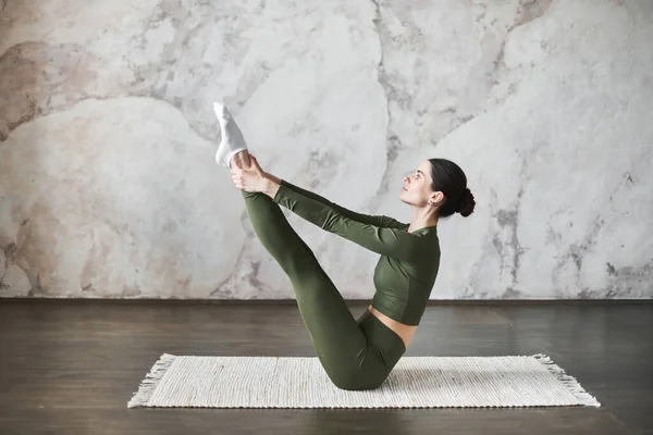 Sporty Young Woman Dark Hair Wearing Sportswear Doing Stretching While — Stock Photo, Image