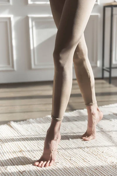 Подходит Длинные Женские Ноги Леггинсах Закройте Тонкие Стройные Стройные Ноги — стоковое фото