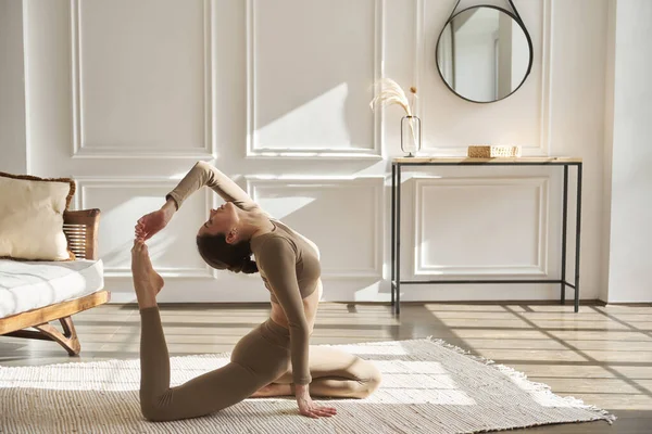 Jeune Femme Pratiquant Yoga Faisant Exercice One Legged One Hand — Photo