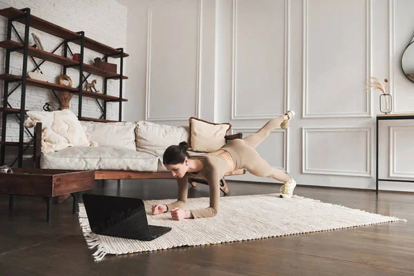 Jeune Femme Séduisante Travaillant Intérieur Maison Faire Exercice Planche Facile — Photo