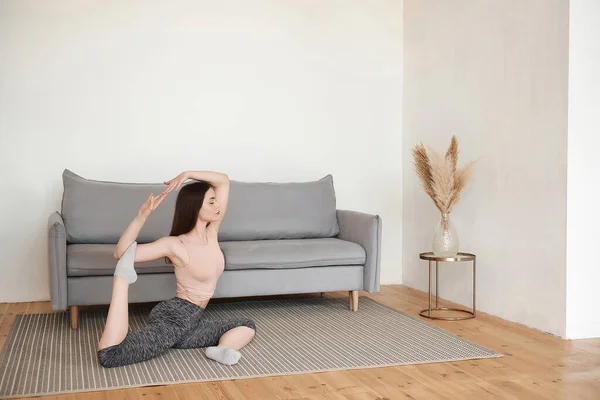 Eka Pada Rajakapotasana在家里练瑜伽 一只脚做鸽子王的运动 很有诱惑力 健康的生活方式和灵活的概念 复制空间 侧视图 — 图库照片
