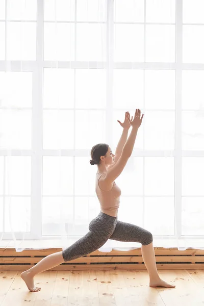 Ung Kvinna Utövar Yoga Stående Krigare Övning Virabhadrasana Pose Träna — Stockfoto