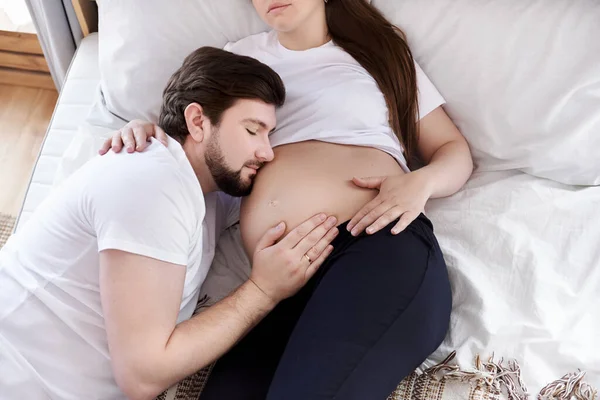 Bonito Marido Está Ouvindo Barriga Sua Bela Esposa Grávida Sorrindo — Fotografia de Stock