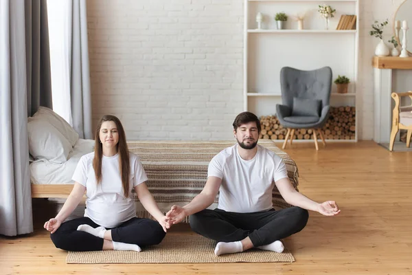 Ung Gravid Kvinna Som Utövar Yoga Med Sin Man Mediterar — Stockfoto