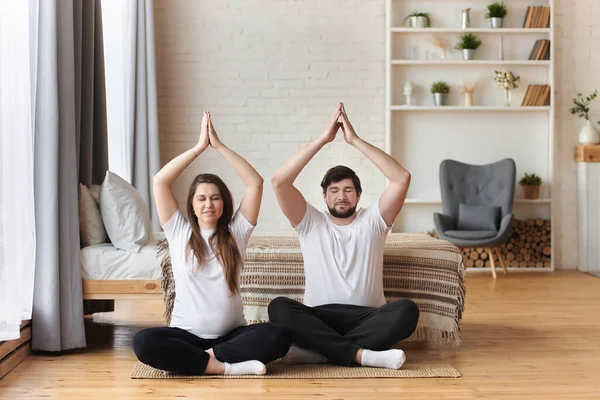 Unga Par Vackra Gravida Kvinna Och Vacker Make Utövar Yoga — Stockfoto