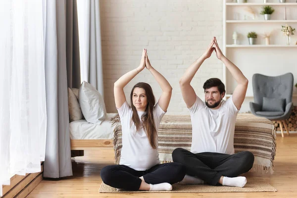 Unga Par Vackra Gravida Kvinna Och Stilig Make Praktiserar Yoga — Stockfoto