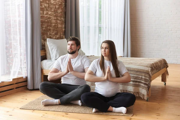 Jonge Paar Mooie Zwangere Vrouw Knappe Man Oefenen Yoga Lichaamsbeweging — Stockfoto