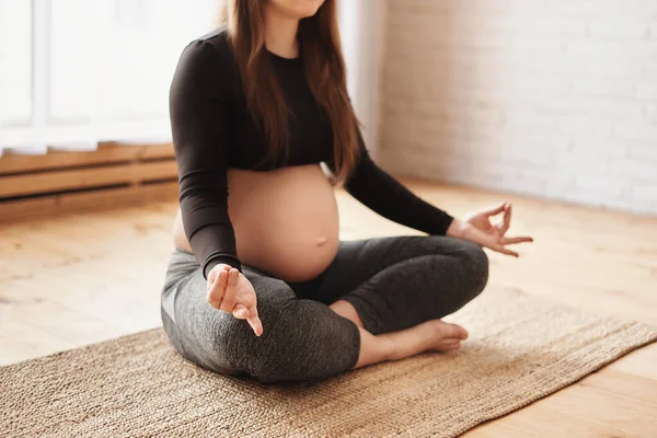 Медитирую Тему Материнства Крупный План Беременной Женщины Медитирующей Позе Лотоса — стоковое фото