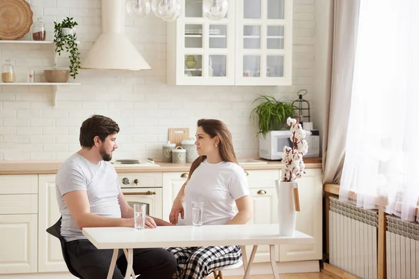 刻画白种人夫妇两个人 一个是孕妇 丈夫在厨房里 生活方式健康 怀孕快乐 家庭福祉和家庭怀孕概念 — 图库照片