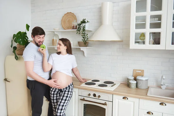 Leuke Grappige Toekomstige Ouders Home Outfit Omarmen Staan Keuken Zwangere — Stockfoto