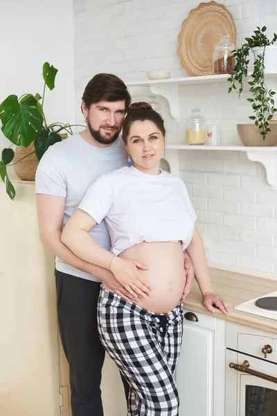 Mannen Som Omfamnar Gravid Fru Köket Familjebegreppet Graviditet Framtida Föräldrar — Stockfoto