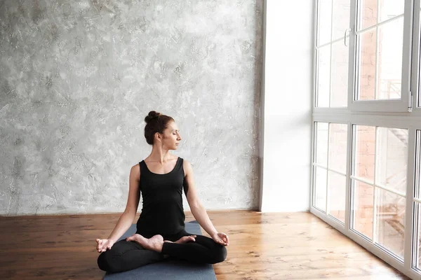 Stærk Midaldrende Kvinde Der Praktiserer Yoga Laver Sukhasana Motion Easy - Stock-foto