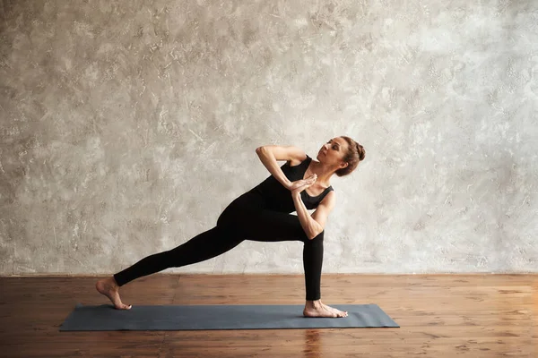 Yogi Femeie Vârstă Mijlocie Care Practică Yoga Picioare Poza Parsvakonasana — Fotografie, imagine de stoc