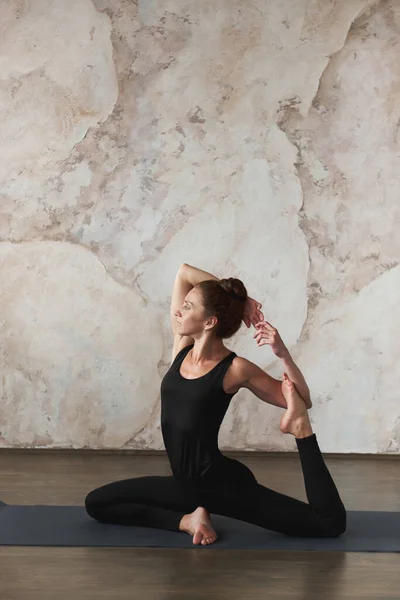 Uma Mulher Meia Idade Praticando Ioga Fazendo Vrischikasana Exercício Escorpião — Fotografia de Stock