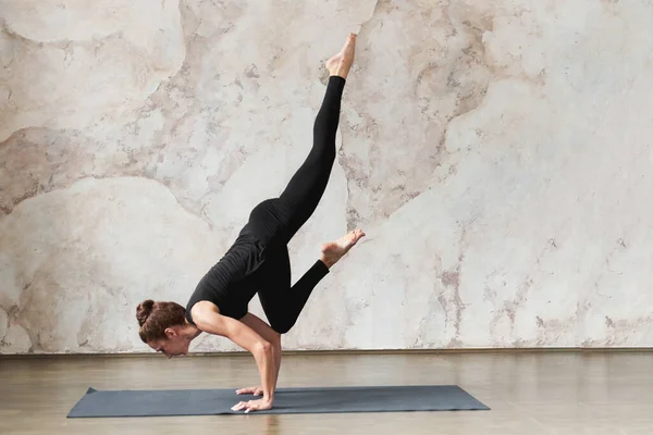 Strong Woman Doing Vrischikasana Scorpion Exercise Variation Handstand Pose Pincha — Stock Photo, Image