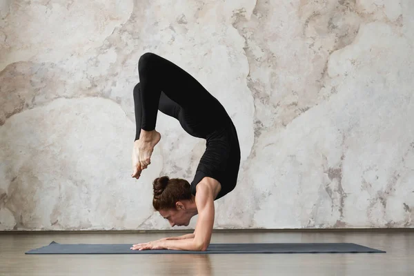 Sterke Sportieve Aantrekkelijke Vrouw Van Middelbare Leeftijd Die Yoga Beoefent — Stockfoto