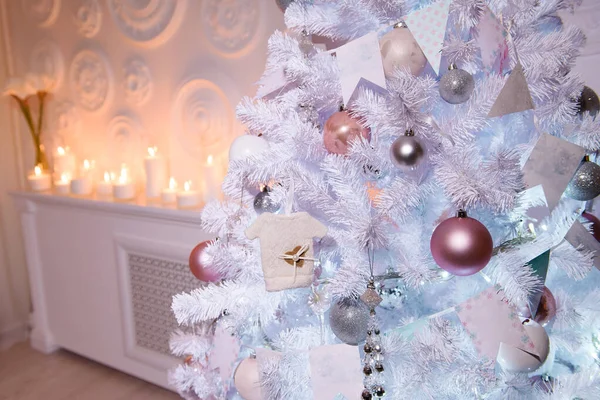 一张挂着粉色和银色玩具的白色新年树的近照 圣诞和新年装饰室内装饰有礼物和圣诞树 — 图库照片
